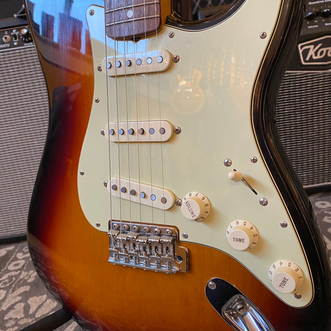 Fender - Classic Series Standard Strat / Rosewood - 3t-SB w /Gig Bag - 2010 - Used Electric Guitar