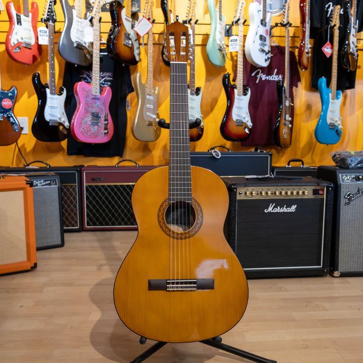 Yamaha C40 Full Size Nylon-String Classical Guitar (Demo)