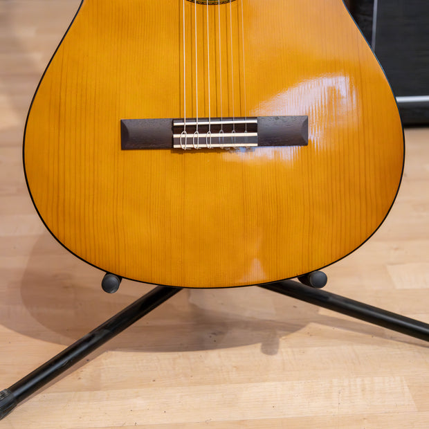Yamaha C40 Full Size Nylon-String Classical Guitar (Demo)