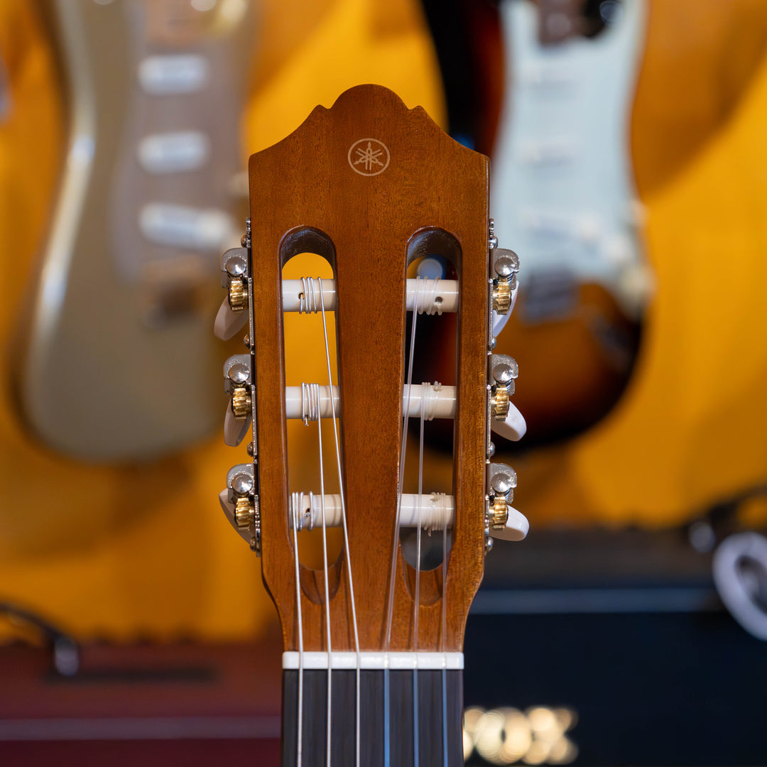 Yamaha C40 Full Size Nylon-String Classical Guitar (Demo)