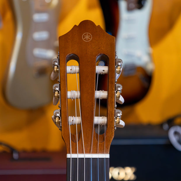 Yamaha C40 Full Size Nylon-String Classical Guitar (Demo)