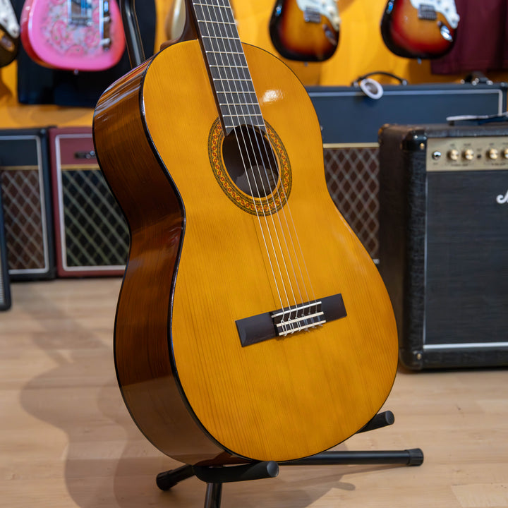 Yamaha C40 Full Size Nylon-String Classical Guitar (Demo)