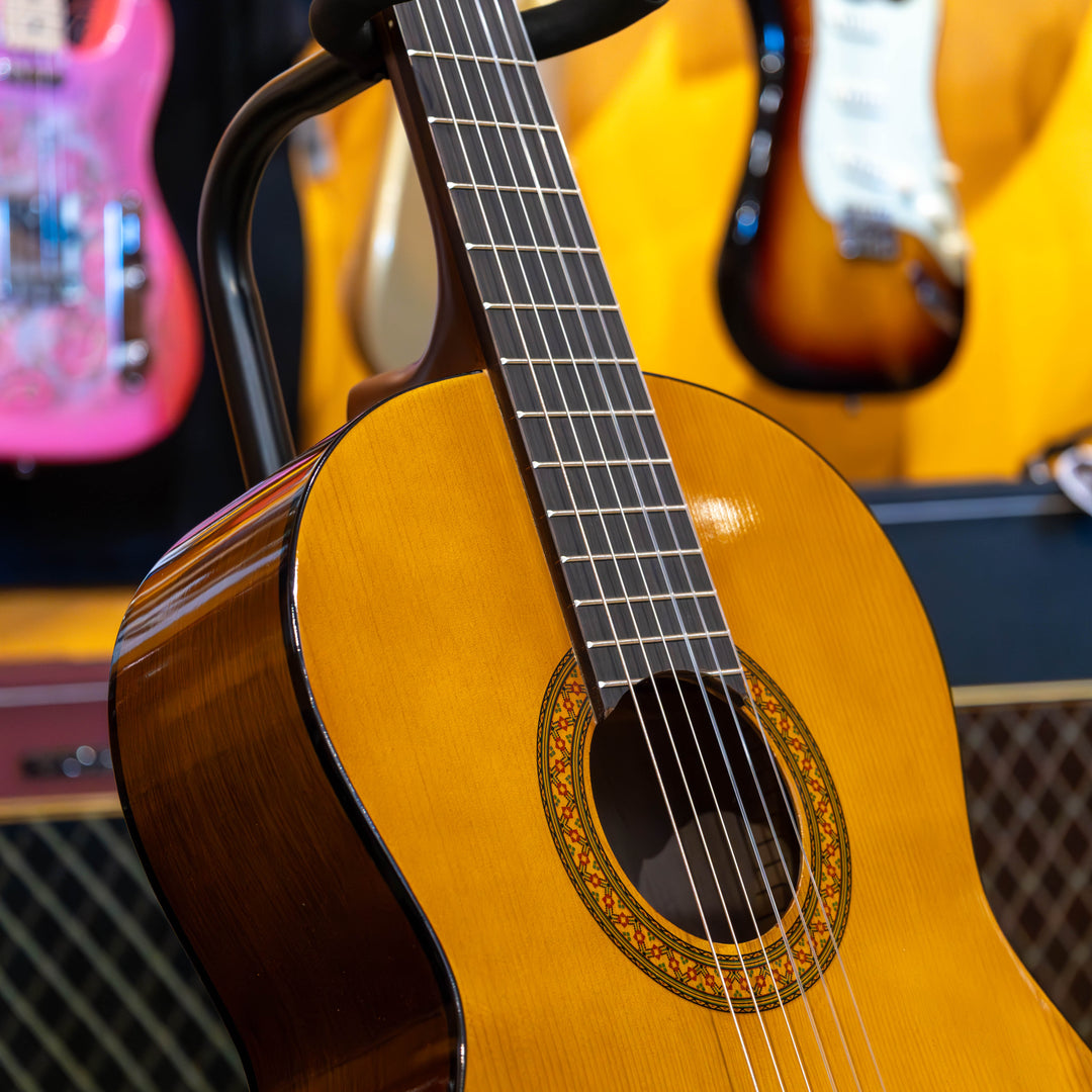 Yamaha C40 Full Size Nylon-String Classical Guitar (Demo)