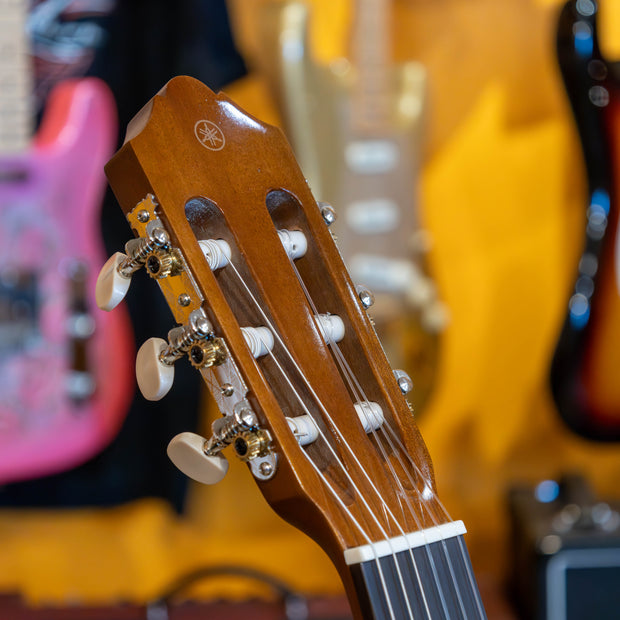 Yamaha C40 Full Size Nylon-String Classical Guitar (Demo)