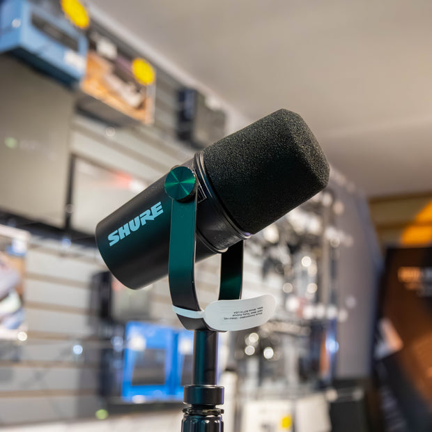 Shure MV7X Podcast XLR Microphone (Demo)