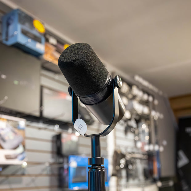 Shure MV7X Podcast XLR Microphone (Demo)