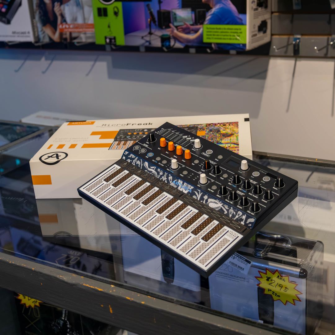 Arturia MicroFreak Experimental Hybrid Synthesizer (Demo)