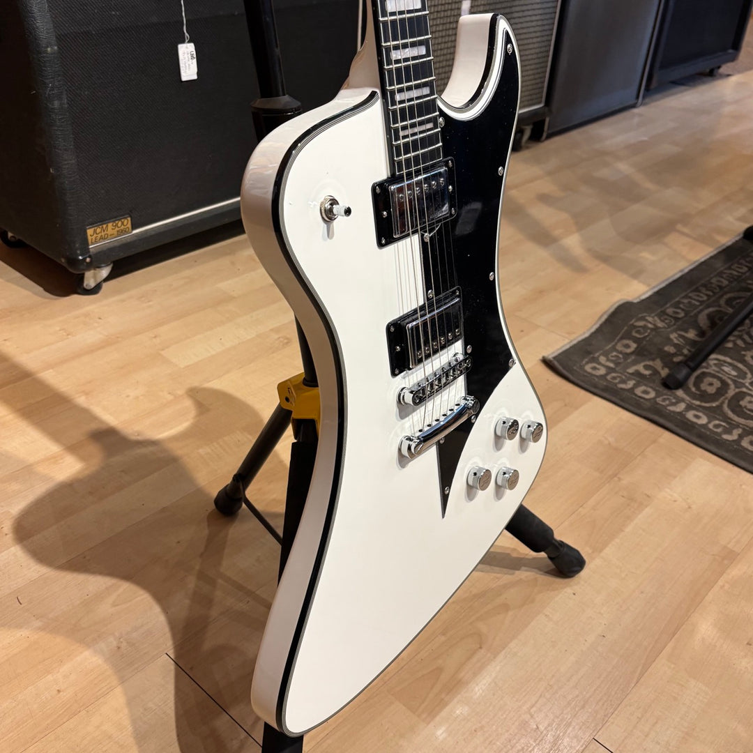 Hagstrom  Fantomen Electric Guitar with Hard Shell Case (White Gloss) FANT-WHT