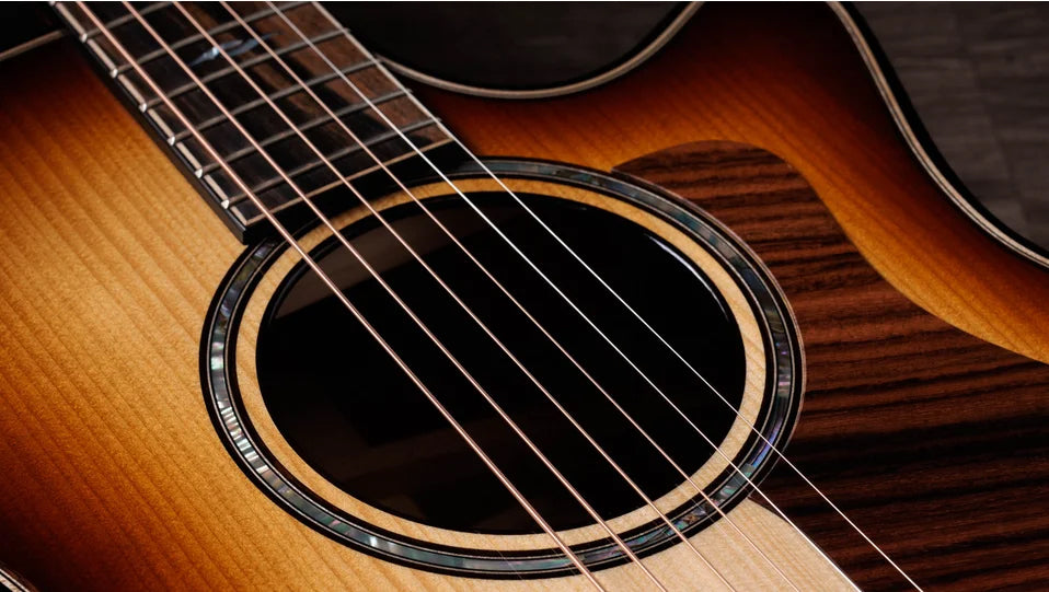 Overview

Honduran rosewood body yields warmth and complex overtones
Adirondack spruce top adds projection, clarity and power
Armrest and beveled cutaway offer seamless, relaxed feel
V-Class bracing dials up louder volume and longer sustain
Includes ES2 electronics and deluxe hardshell case