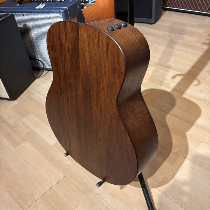 Taylor - "GTE"  Urban Ash Acoustic Guitar (Demo)