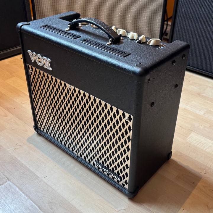 Vox - VT30 - 1 To 30 Watt 1x10" Hybrid Modeling GTR Amplifier w/ FX - USED