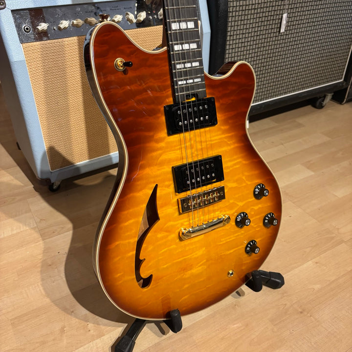 EVH - "SA-126 QM Special" Tobacco Burst  w/ White Deluxe EVH Hard Shell Case