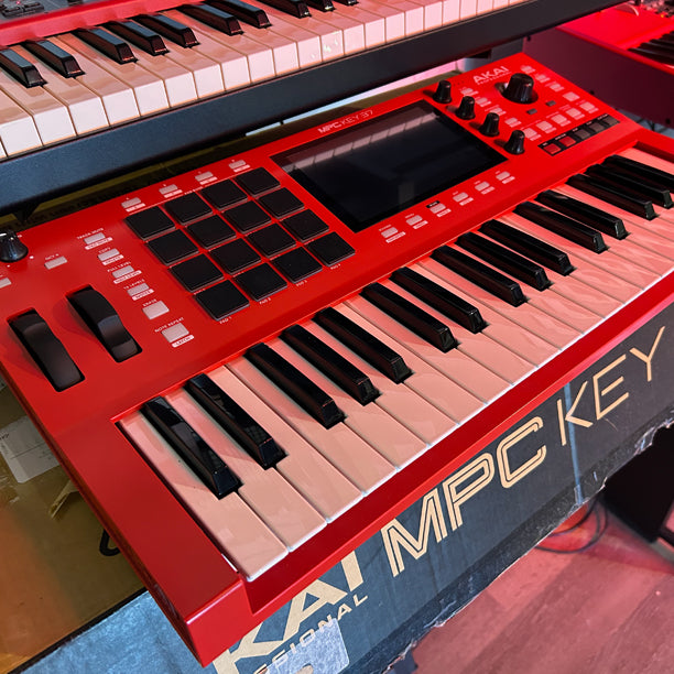 Akai MPC KEY 37 - Standalone MPC Synthesizer Keyboard (Demo)