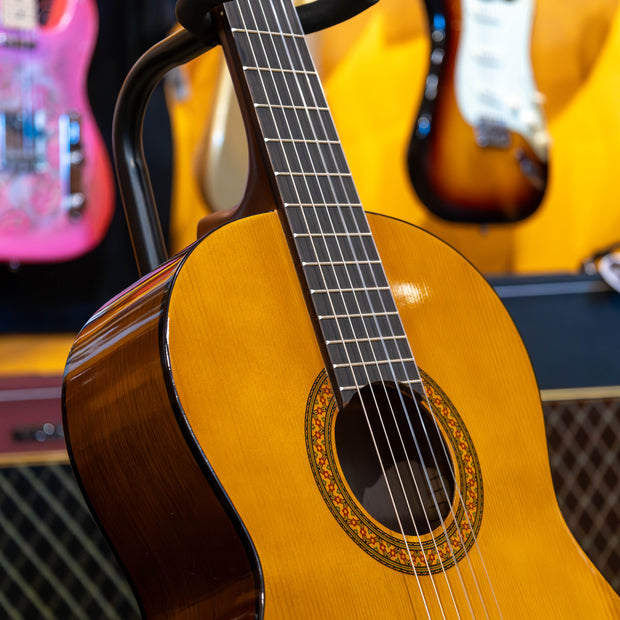 Yamaha C40 Full Size Nylon-String Classical Guitar (Demo)