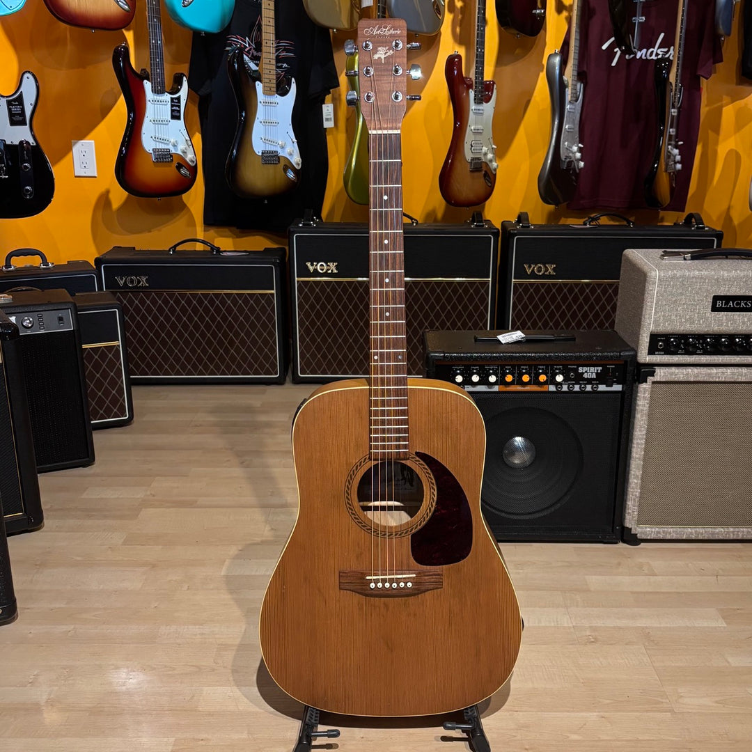 Art & Lutherie - Cedar Acoustic - Electric Natural w/ Gig Bag (Natural Satin-2004) - USED