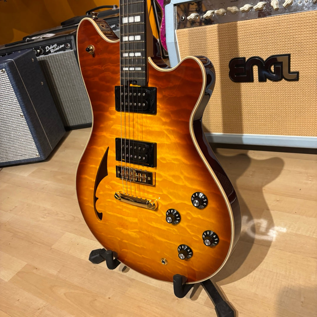 EVH - "SA-126 QM Special" Tobacco Burst  w/ White Deluxe EVH Hard Shell Case