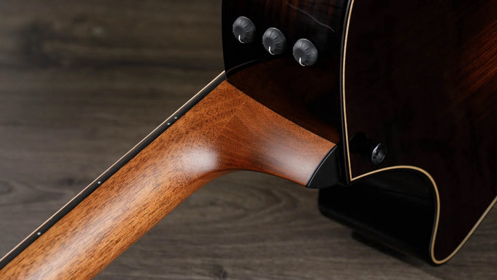 Overview

Solid Indian rosewood for warm response and lush overtones
Adirondack spruce top for unmatched volume and power
Beveled armrest and cutaway for enhanced playability
All-gloss finish with Kona edgeburst for back/sides
Includes ES2 electronics and deluxe hardshell case