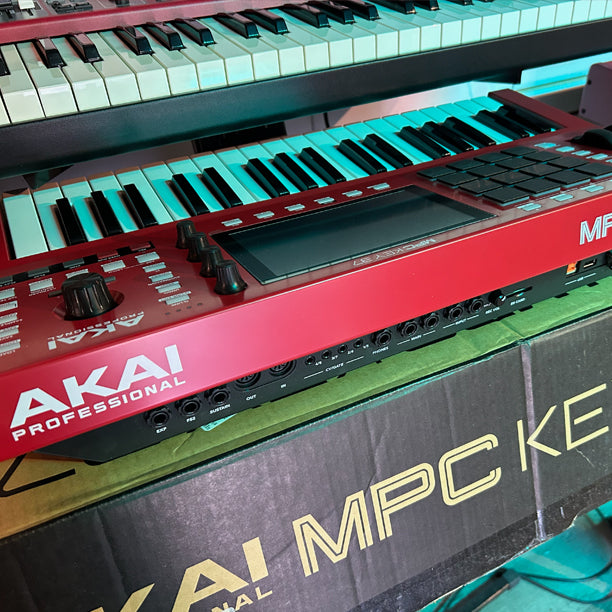 Akai MPC KEY 37 - Standalone MPC Synthesizer Keyboard (Demo)