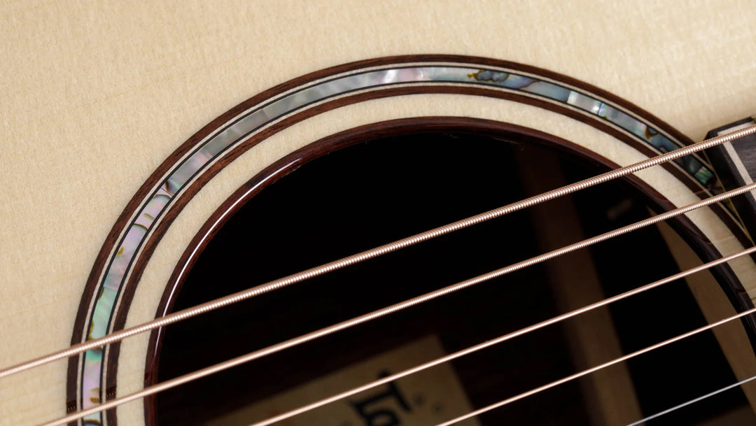Overview

Solid Indian rosewood for warm response and lush overtones
Adirondack spruce top for unmatched volume and power
Beveled armrest and cutaway for enhanced playability
All-gloss finish with Kona edgeburst for back/sides
Includes ES2 electronics and deluxe hardshell case