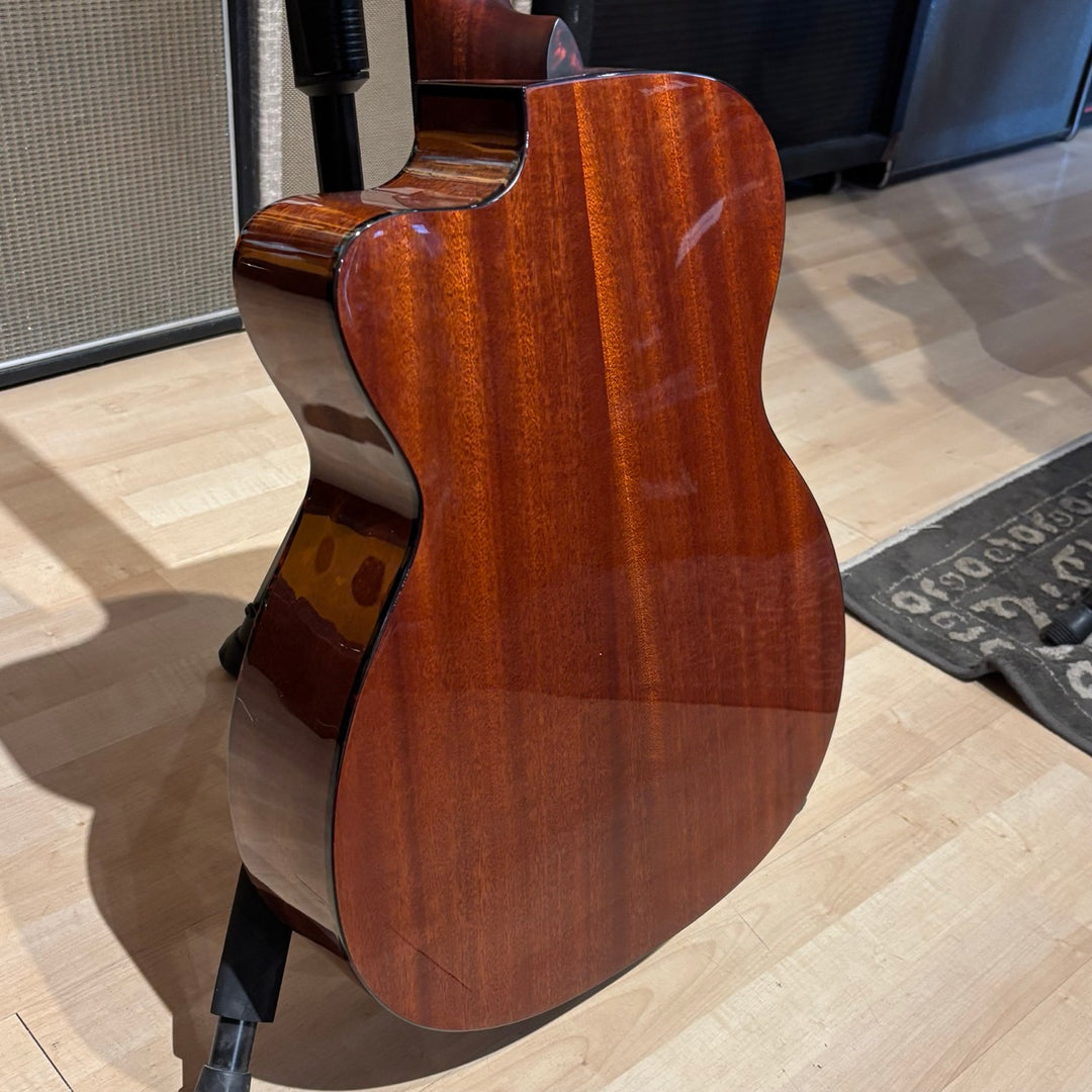 Eastman E1OMCE-DLX Traditional Solid Deluxe Series Acoustic Guitar - Natural (Demo)