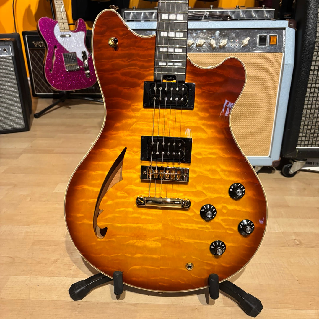 EVH - "SA-126 QM Special" Tobacco Burst  w/ White Deluxe EVH Hard Shell Case