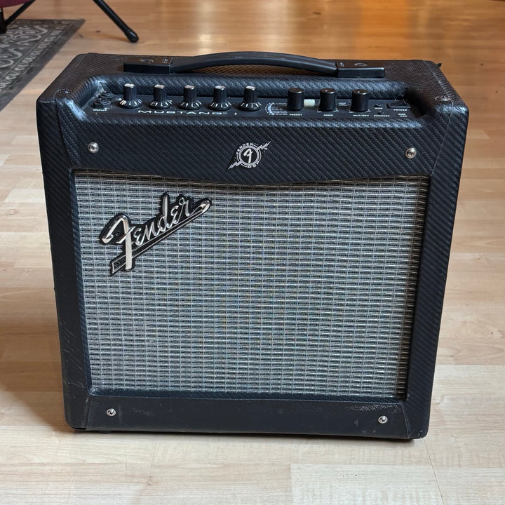 Fender - MustangI (V1) 20 watt 1x8" Modeling GTR Amplifier (Black & Silver - 2012) - USED