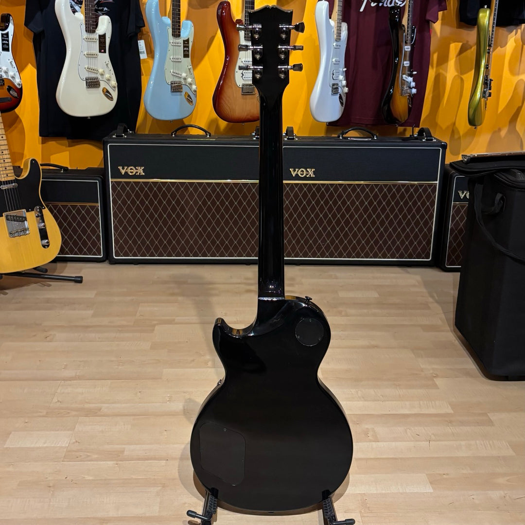 Gibson Les Paul Studio Modern. Ultra Modern weight-relieved mahogany body with maple cap. Modern Contoured Heel for exceptional upper-fret access. Mahogany neck with rounded profile. Compound radius bound ebony fretboard. 490R and 498T pickups with coil tapping, phase switching, and pure bypass. Black nickel hardware. Includes soft shell case.