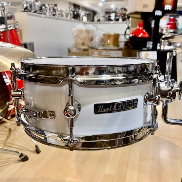 Pearl SFS10C33 Short Fuse 10''x4.5'' Snare Drum, with Mount and Clamp - Pure White