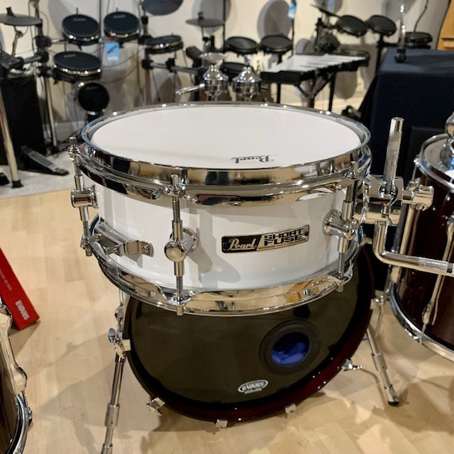 Pearl SFS10C33 Short Fuse 10''x4.5'' Snare Drum, with Mount and Clamp - Pure White