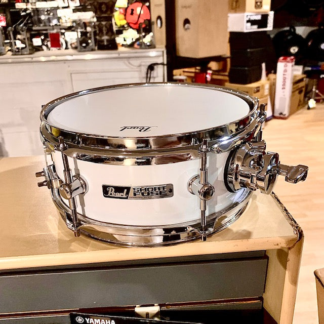 Pearl SFS10C33 Short Fuse 10''x4.5'' Snare Drum, with Mount and Clamp - Pure White